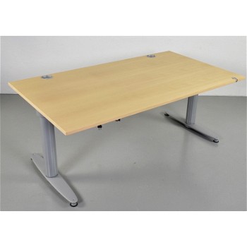 Brugt hæve-/sænkebord fra Kinnarps med plade i bøg, og på grå stel med kabelhuller