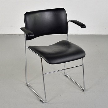 Brugt Howe 40/4 konference-/mødestol med armlæn og sort læder (m/filtsko)