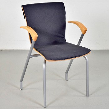 Brugt Four Design G2 konferencestol i grå med armlæn i bøg, blank fod